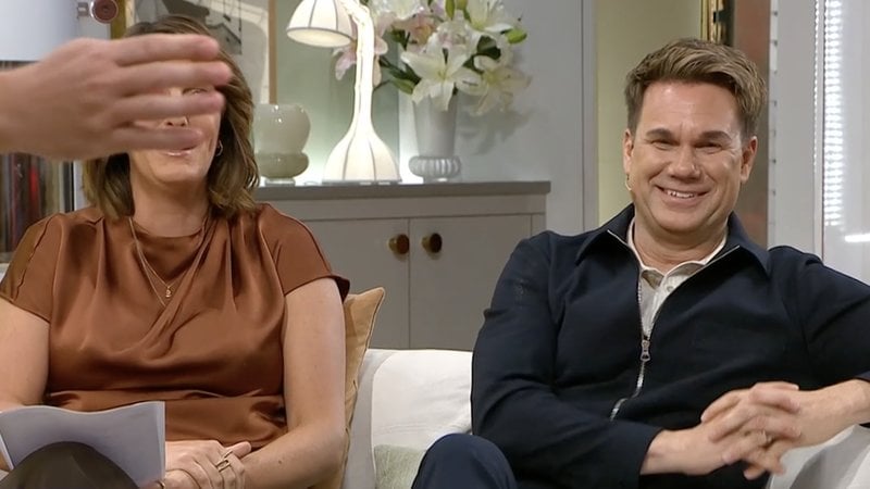 Inte en lugn stund när komikern Per Andersson är på besök i Nyhetsmorgon. Skärmavbild: TV4 